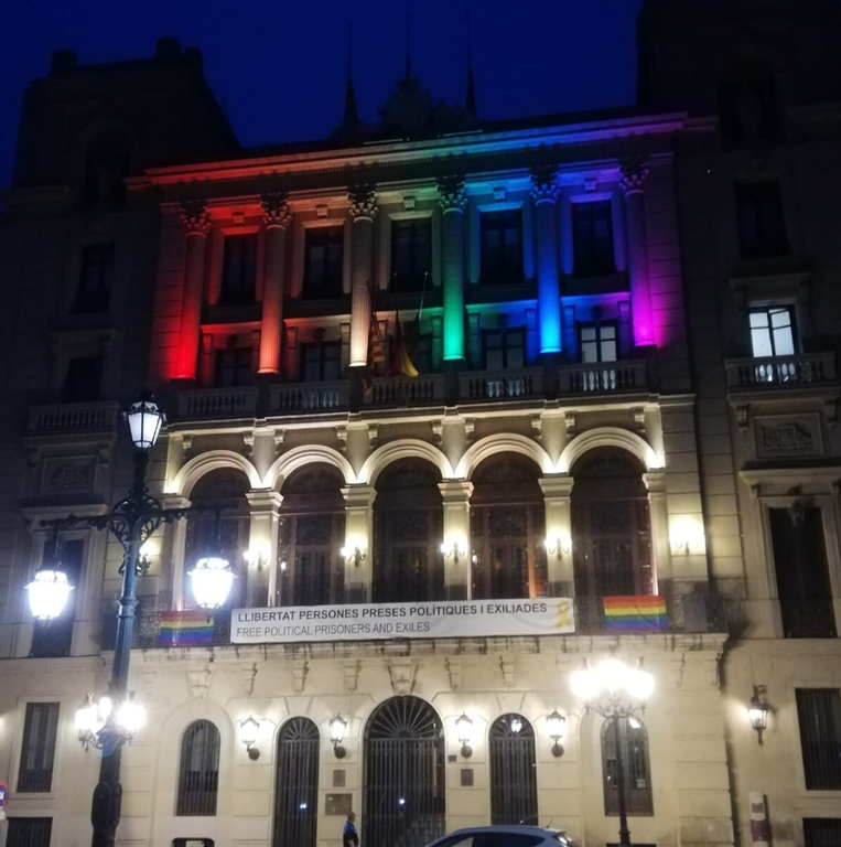 2020 05 17 -Paeria il·luminada amb la bandera LGTBI