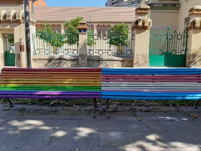 Pintada de bancs en diferents barris de Lleida amb motiu del dia internacional de l’alliberament LGTBI
