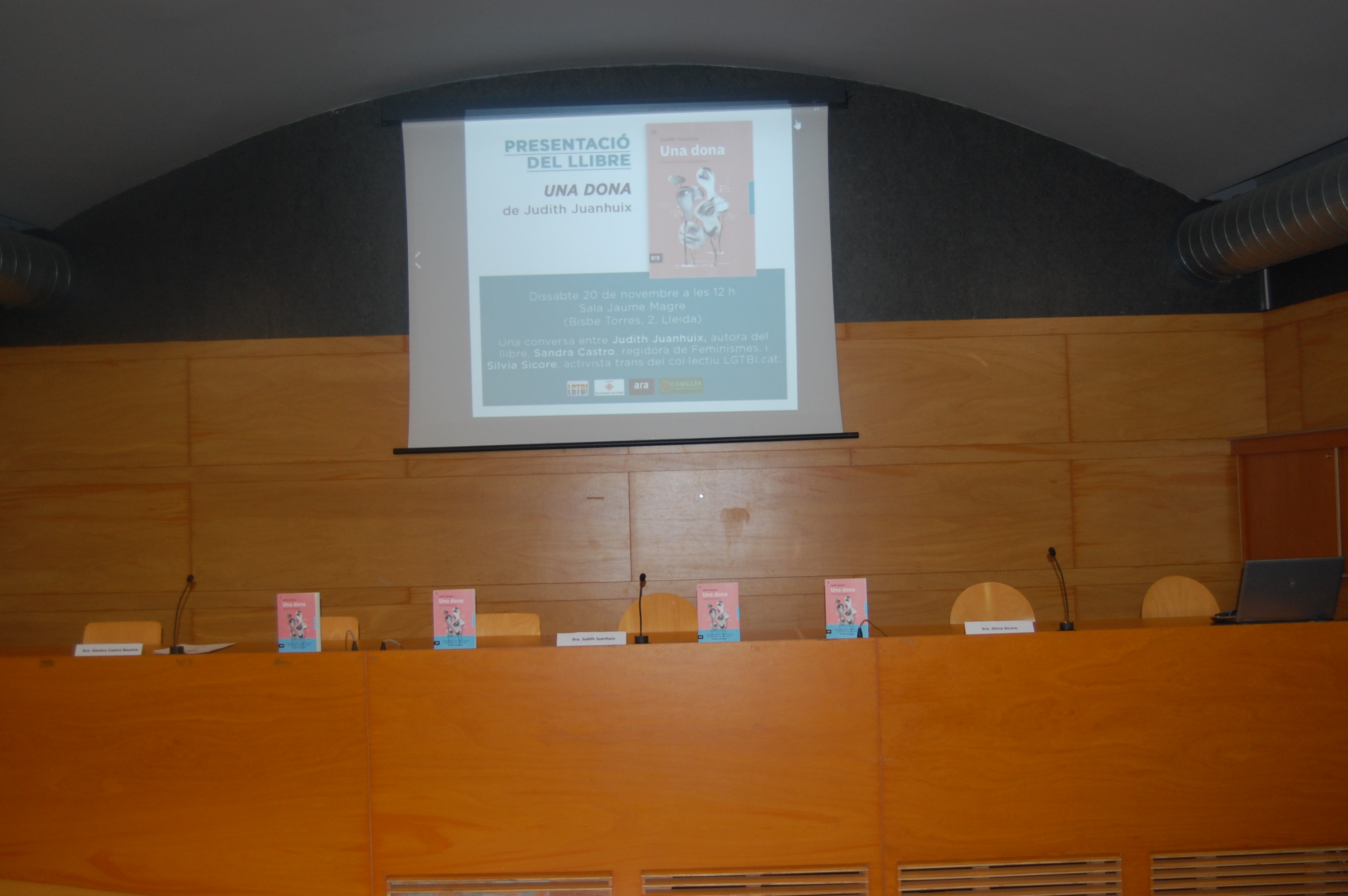 2021 11 20 Presentació llibre UNA DONA