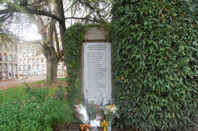2022 10 23_OFRENA FLORAL A LA NOVA PLACA DELS LLEIDATANS ASSASSINATS ALS CAMPS NAZIS