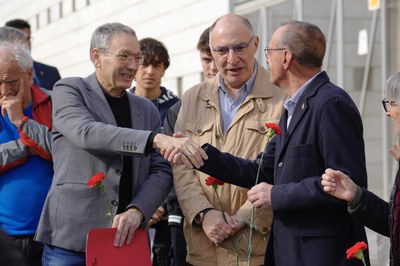 2023 03 18_Col·locació llambordes Stopersteine_Foto de Mario Gascón.