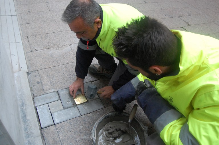 2023 03 18_Col·locació llambordes Stopersteine_Foto: Memòria Democràtica de l'Ajuntament de Lleida.