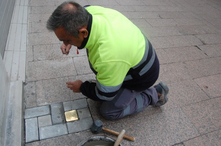 2023 03 18_Col·locació llambordes Stopersteine_Foto: Memòria Democràtica de l'Ajuntament de Lleida.