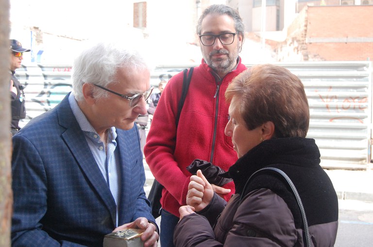 2023 03 18_Col·locació llambordes Stopersteine_Foto: Memòria Democràtica de l'Ajuntament de Lleida.