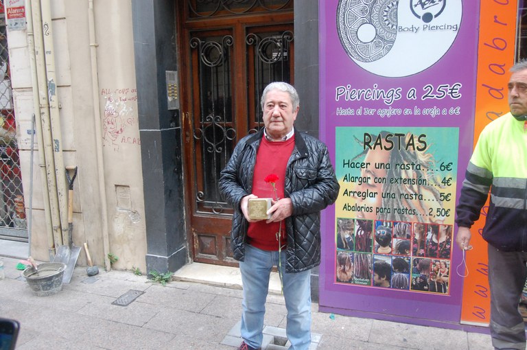 2023 03 18_Col·locació llambordes Stopersteine_Foto: Memòria Democràtica de l'Ajuntament de Lleida.