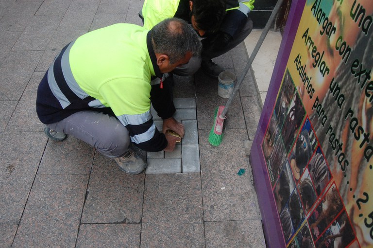 2023 03 18_Col·locació llambordes Stopersteine_Foto: Memòria Democràtica de l'Ajuntament de Lleida.