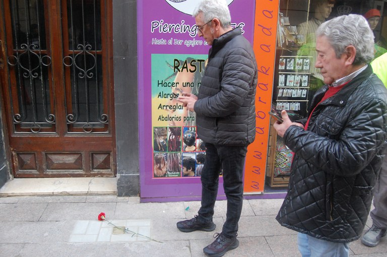 2023 03 18_Col·locació llambordes Stopersteine_Foto: Memòria Democràtica de l'Ajuntament de Lleida.