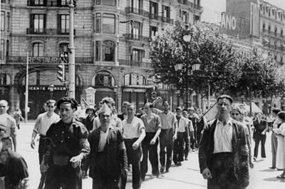 3.	Estrangers a les columnes. Passeig de Gràcia
