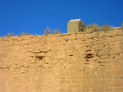 Muralla del castell de Gardeny